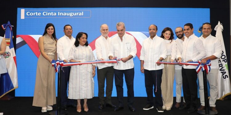 Abinader inaugura Polideportivo Tony Barreiro, el Museo del Deporte y el Club Bameso