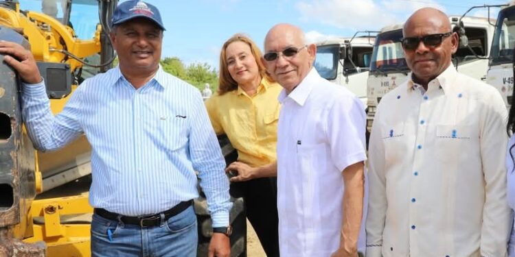 Agricultura inicia  en Montecristi reparación de caminos rurales  