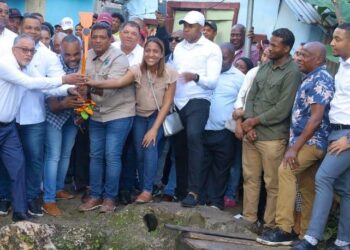 Alcaldía de Los Alcarrizos da picazo para construcción de puente