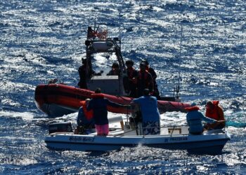 Guardia Costera rescata a 5 navegantes de una embarcación frente a Cabo Rojo, Puerto Rico