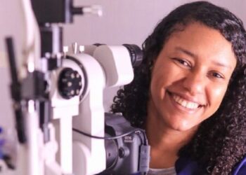 Oftalmóloga Judith Portorreal desmiente mitos sobre el uso de lentes