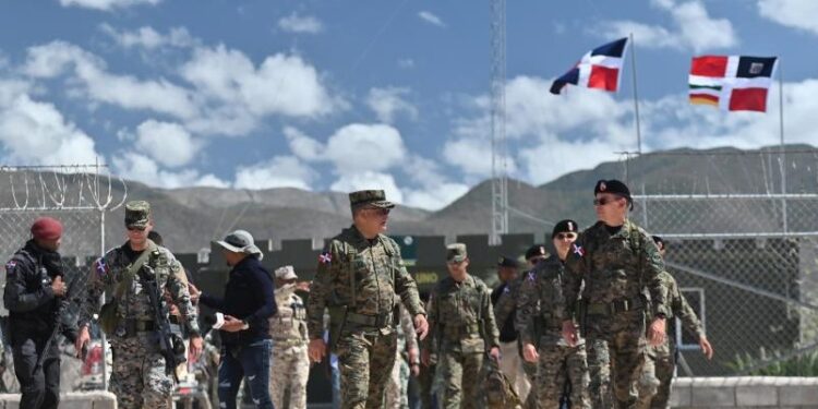 Ministro de Defensa supervisa operatividad de tropas en la frontera
