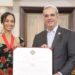 Presidente Abinader condecora a Zoe Saldaña con la Orden Heráldica de Cristóbal Colón