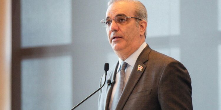 Abinader promueve a RD como destino ideal para la inversión industrial textil y de calzado