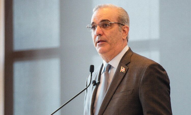 Abinader promueve a RD como destino ideal para la inversión industrial textil y de calzado