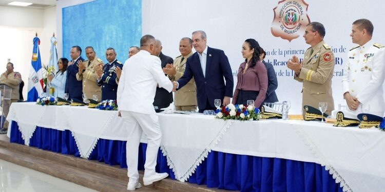Presidente Abinader encabeza graduación de agentes migratorios