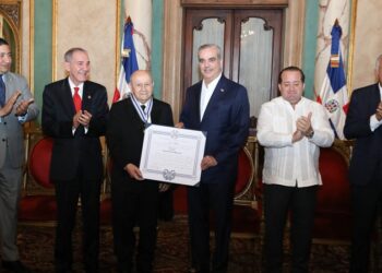Presidente Abinader condecora a Salvador Francisco “Franklyn” Holguín Haché