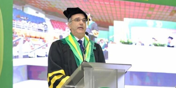 Abinader recibe el título de doctor honoris causa de Utesa