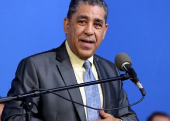 Adriano Espaillat asegura desmantelar Departamento de Educación tendrá consecuencias negativas