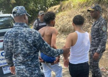 Policía frustra asalto, apresa a cuatro personas, ocupan armas, vehículo y otras pertenencias