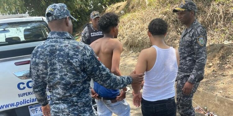 Policía frustra asalto, apresa a cuatro personas, ocupan armas, vehículo y otras pertenencias