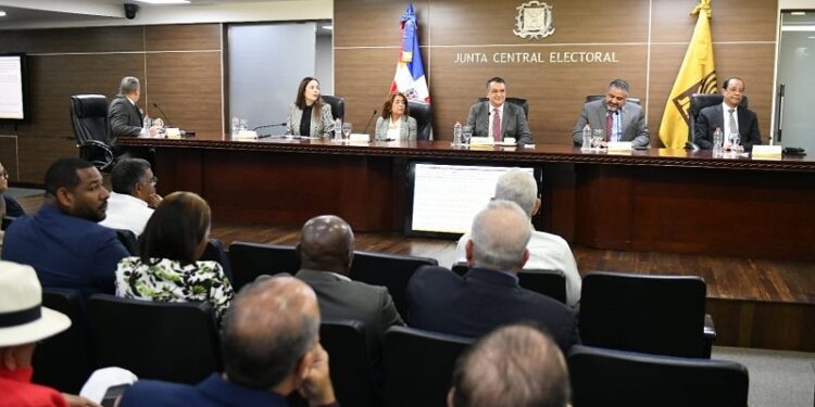 JCE continúa presentación a organizaciones políticas del proyecto de la Cédula de Identidad y Electoral