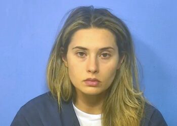 Maestra de educación especial es acusada de abusar sexualmente de un alumno de 15 años