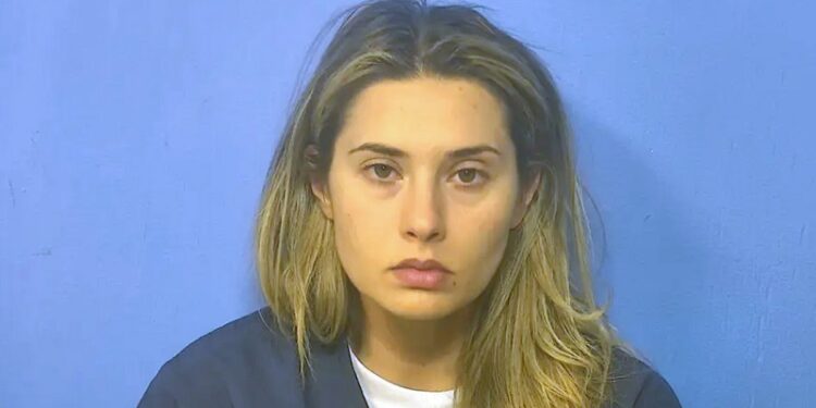 Maestra de educación especial es acusada de abusar sexualmente de un alumno de 15 años