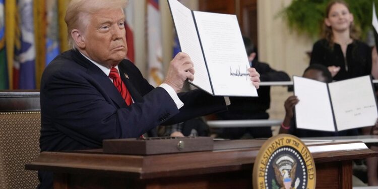 Trump decreta desmantelar el Departamento de Educación