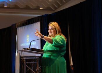 Gobernadora anuncia nuevas órdenes ejecutivas para agilizar el sistema de permisos