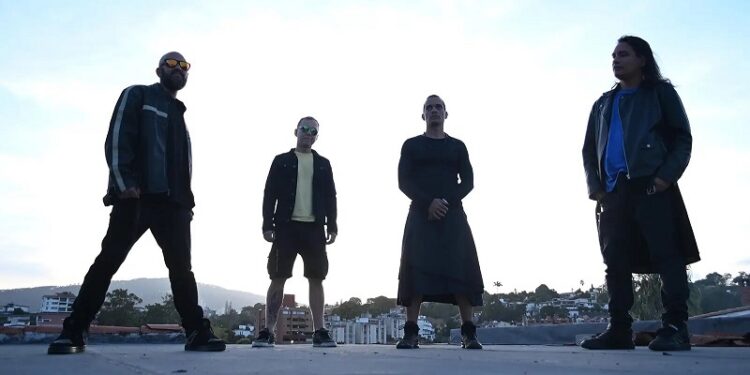 Nueve Noventa explica la ley universal del karma con «Bruja»