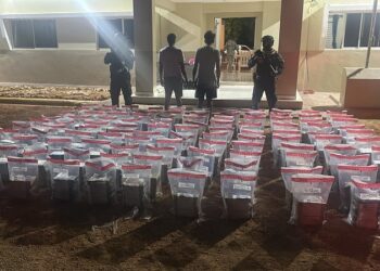 Autoridades incautan 548 paquetes de lo que se presume es cocaína y arresta a dos dominicanos