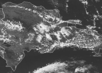 Viento y vaguada seguirán generando lluvias, oleaje peligroso en ambas costas