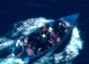 Guardia Costera intercepta y transfiere a 32 extranjeros a la Armada Dominicana