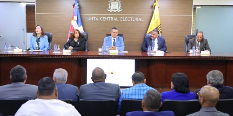 JCE presenta proyecto de la nueva cédula a otras organizaciones políticas