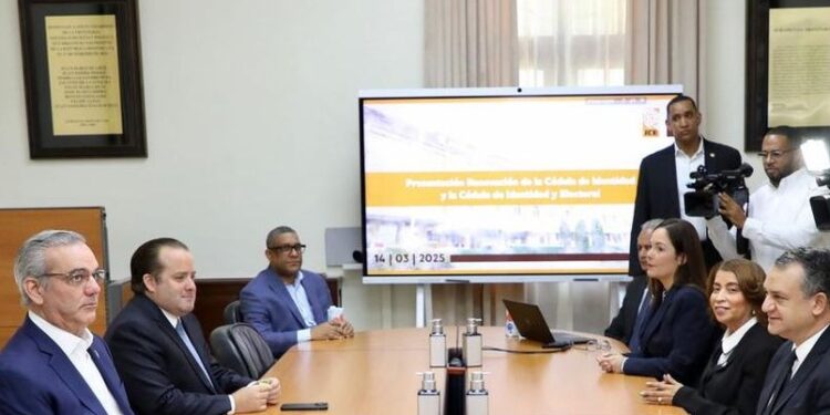 Pleno de la JCE presenta a Abinader el proyecto del cambio de cédula