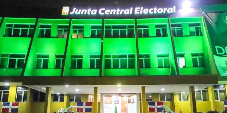 JCE ilumina sede central con colores alusivos al Día Mundial de las Enfermedades Raras