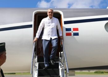 Presidente Abinader llega al país procedente de Washington