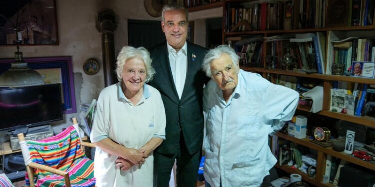 Presidente Abinader concluye estadía en Uruguay con visita a Pepe Mujica