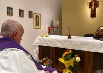 El Papa concelebró la Misa en la capilla privada del Gemelli