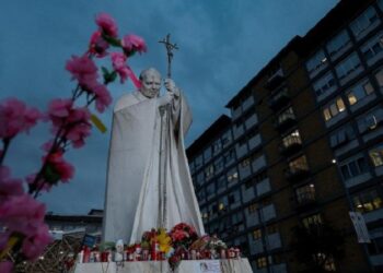 El Papa se mantiene estable, la recuperación es lenta