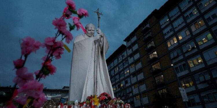 El Papa se mantiene estable, la recuperación es lenta