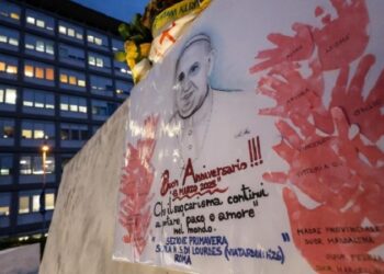 El Papa en situación clínica estacionaria: personal médico le felicitó por su aniversario