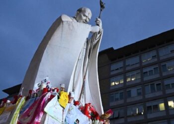 El Papa en el Gemelli, ligera mejoría gradual