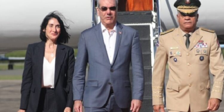 Presidente Abinader retorna al país tras participar en actos funerales del papa