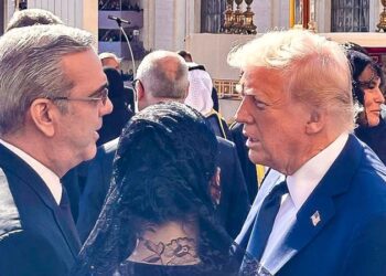Presidente Abinader y Trump conversan brevemente durante ceremonial dedicado al Papa Francisco