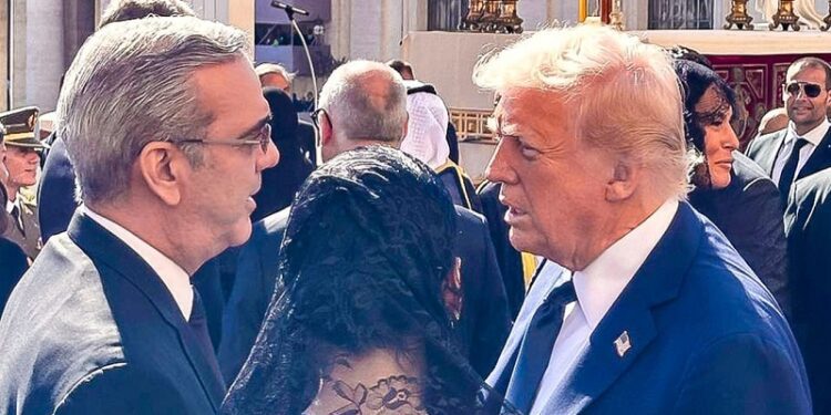 Presidente Abinader y Trump conversan brevemente durante ceremonial dedicado al Papa Francisco