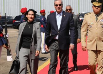 Abinader y la primera dama viajan al Vaticano para asistir al funeral del papa