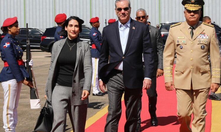 Abinader y la primera dama viajan al Vaticano para asistir al funeral del papa