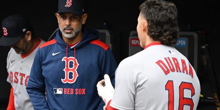 ‘Oh, vaya; es mucho’: Cora alcanza los 1,000 juegos como manager de Medias Rojas