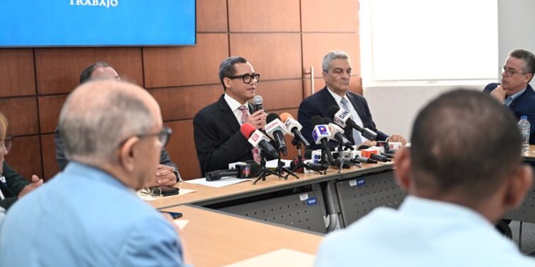 Gobierno anuncia aumento salarial de un 25% al sector de zonas francas industriales