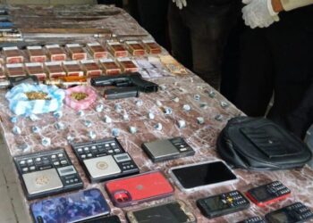Detienen a varias personas, ocupan arma de fuego, drogas y otros objetos ilícitos
