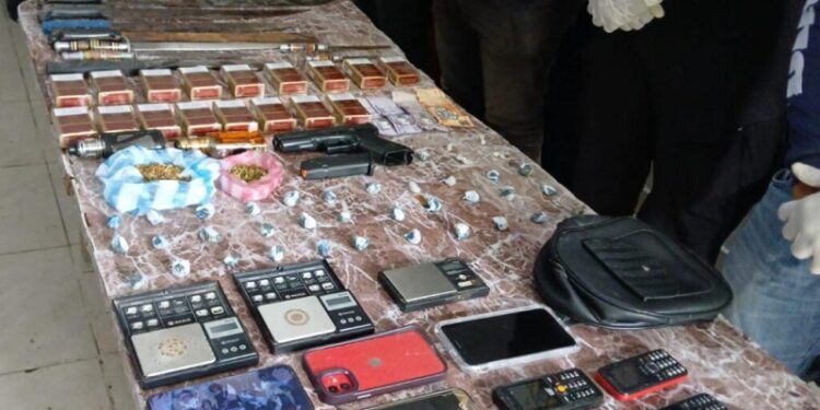 Detienen a varias personas, ocupan arma de fuego, drogas y otros objetos ilícitos