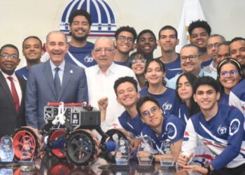 MESCyT otorgará becas al equipo Apolo 27 tras ganar seis premios de la NASA 2025