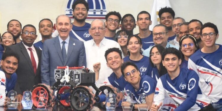 MESCyT otorgará becas al equipo Apolo 27 tras ganar seis premios de la NASA 2025