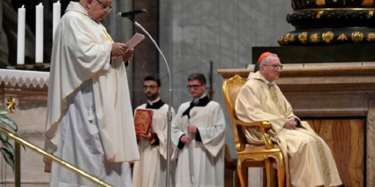 Parolin: Juan Pablo II, peregrino incansable, bendice a la humanidad herida