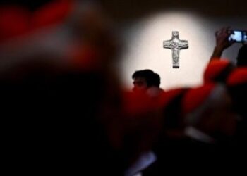 En Santa María la Mayor, el homenaje de los cardenales al Papa y la oración de la gente