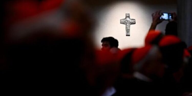 En Santa María la Mayor, el homenaje de los cardenales al Papa y la oración de la gente