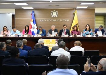 JCE socializa con delegados de organizaciones políticas áreas que impactará el proyecto de la nueva cédula