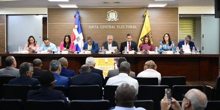 JCE socializa con delegados de organizaciones políticas áreas que impactará el proyecto de la nueva cédula
